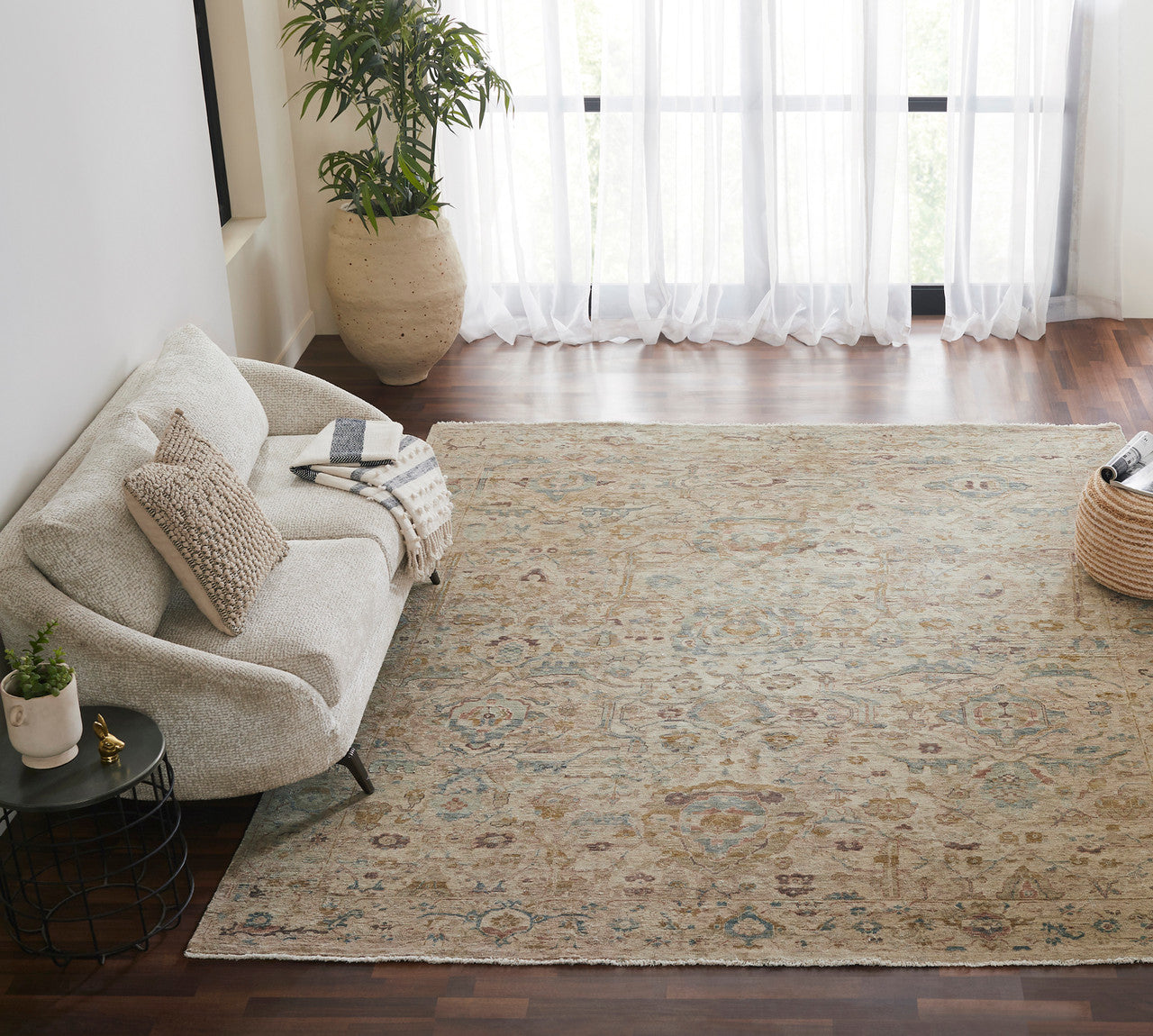 6' x 9' Transitional Hand-Knotted Wool rug, Rug #LR8180