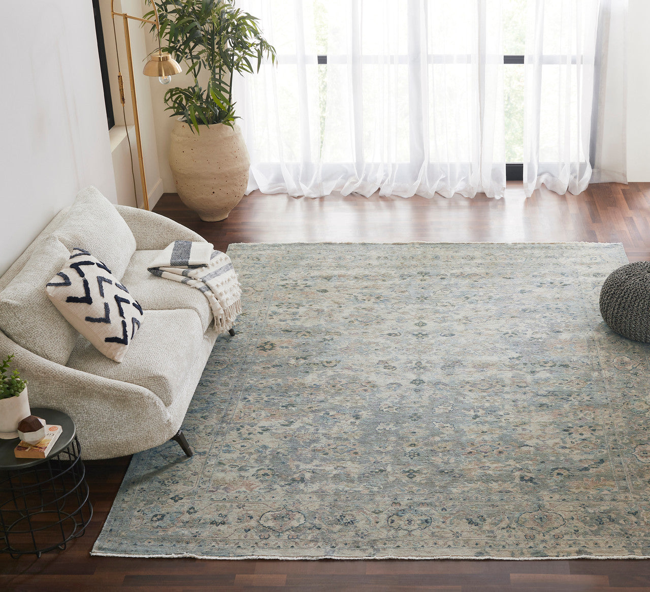 6' x 9' Transitional Hand-Knotted Wool rug, Rug #LR8170
