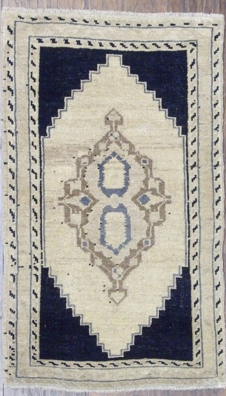 Tribal Hand-Knotted Wool rug, Rug #101-325